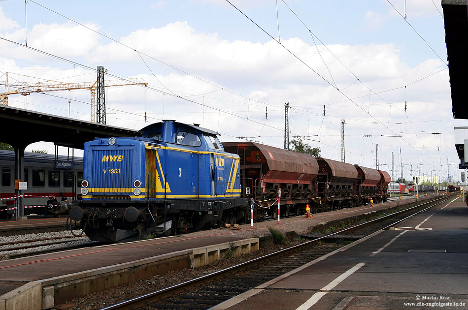 V1353 der Mittelweserbahn ex 213 338 im Bauzugdienst im Bahnhof Gau Algesheim