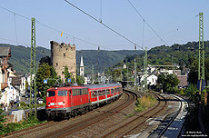 Mit dem RE12100 Frankfurt – Koblenz verlässt die Trierer 110 300 i.D. 19.11.1963 den Bahnhof Boppard