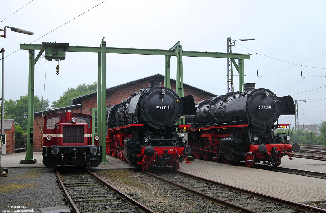 044 424 neben 043 681 und 332 008 im Museum im Bw Altenbeken