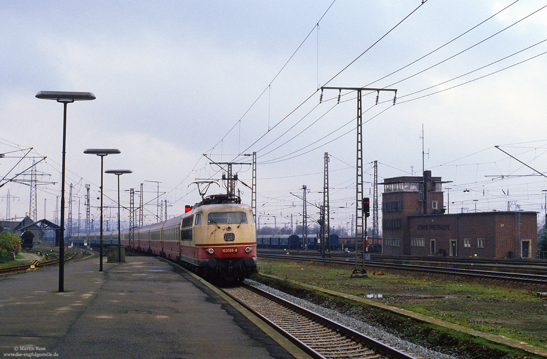 103 136 mit IC518 im Bahnhof Löhne