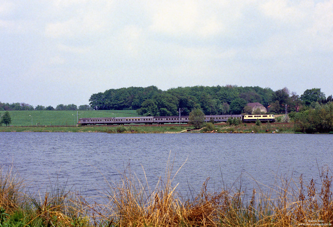 111 104 in ozeanblau beige auf der Strecke Herford Altenbeken bei Nienhagen mit See im Vordergrund