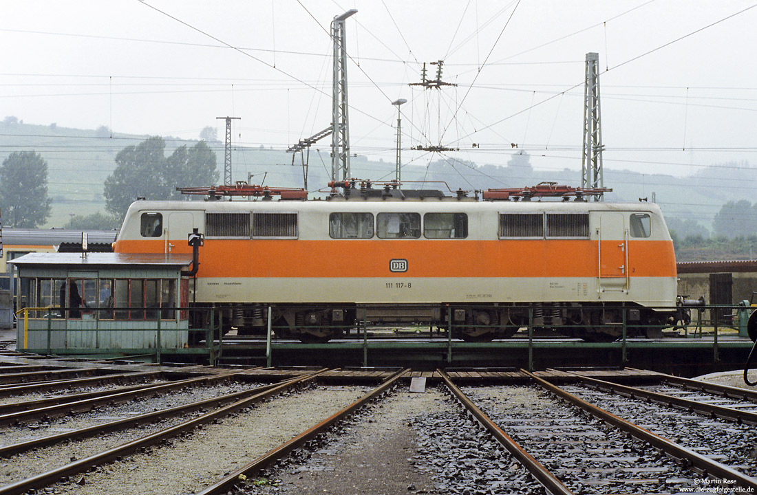 111 117 vom Bw Düsseldorf auf der Drehscheibe im Bw Altenbeken