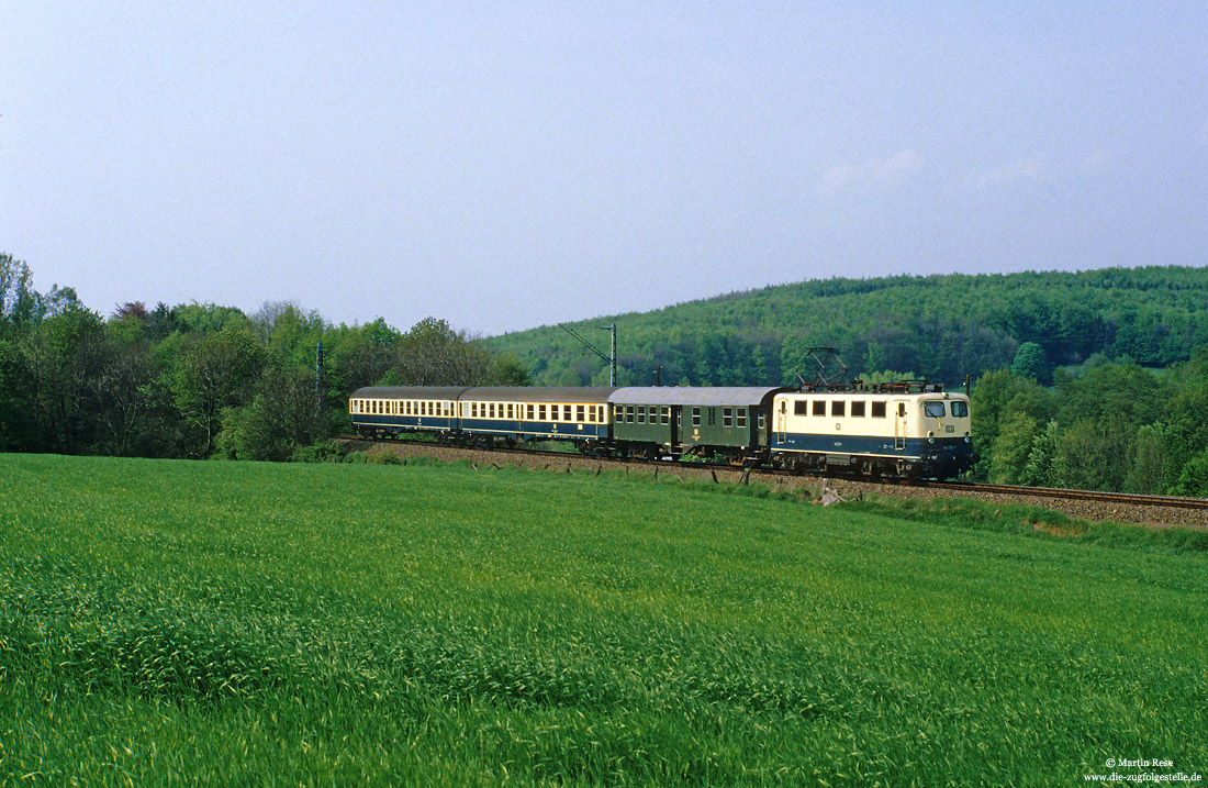 141 351 in ozeanblau/beige mit Nahverkehrszug aus Umbauwagen und Byl-Wagen bei Remminghausen