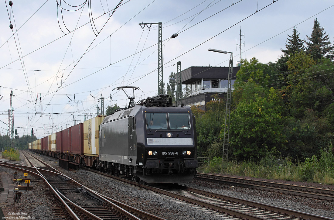 185 556 mit Warsteiner-Zug im Bahnhof Warburg mit Stellwerk