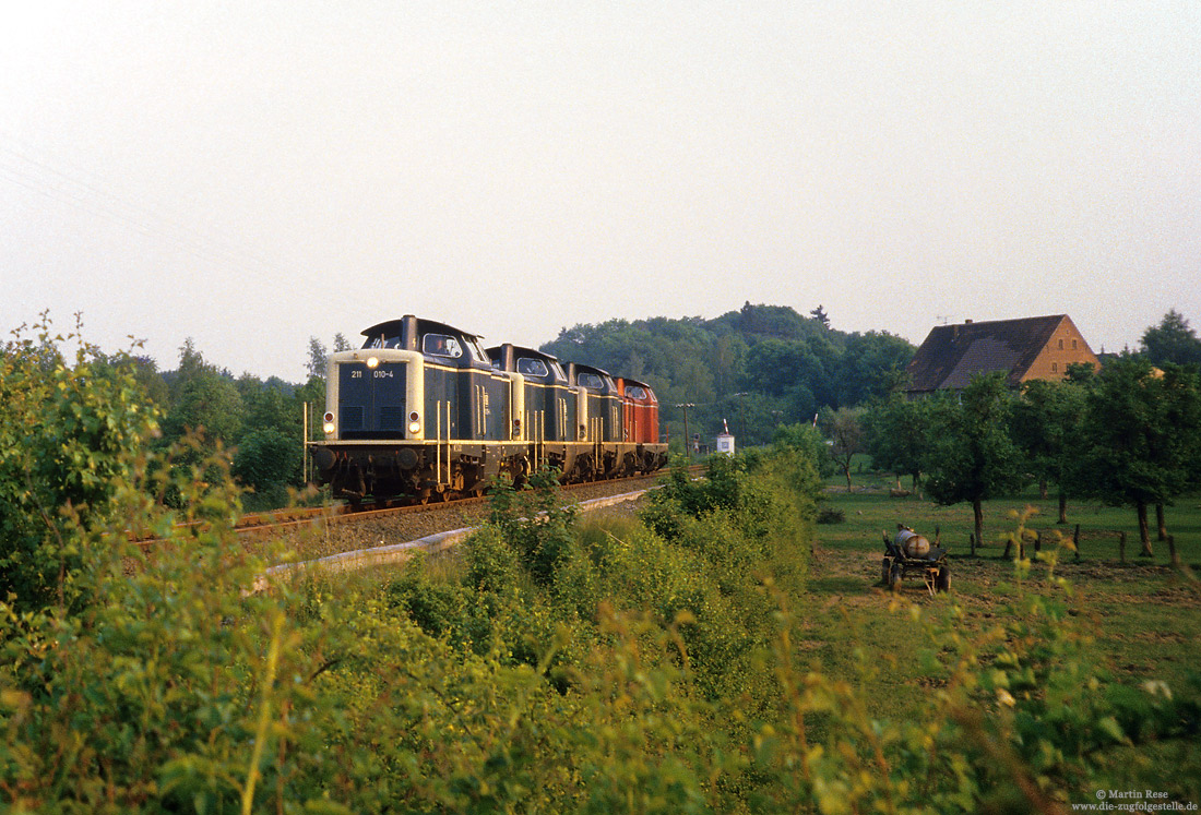 211 010 4-fach Lz bei Wewer auf der Strecke Paderborn - Büren