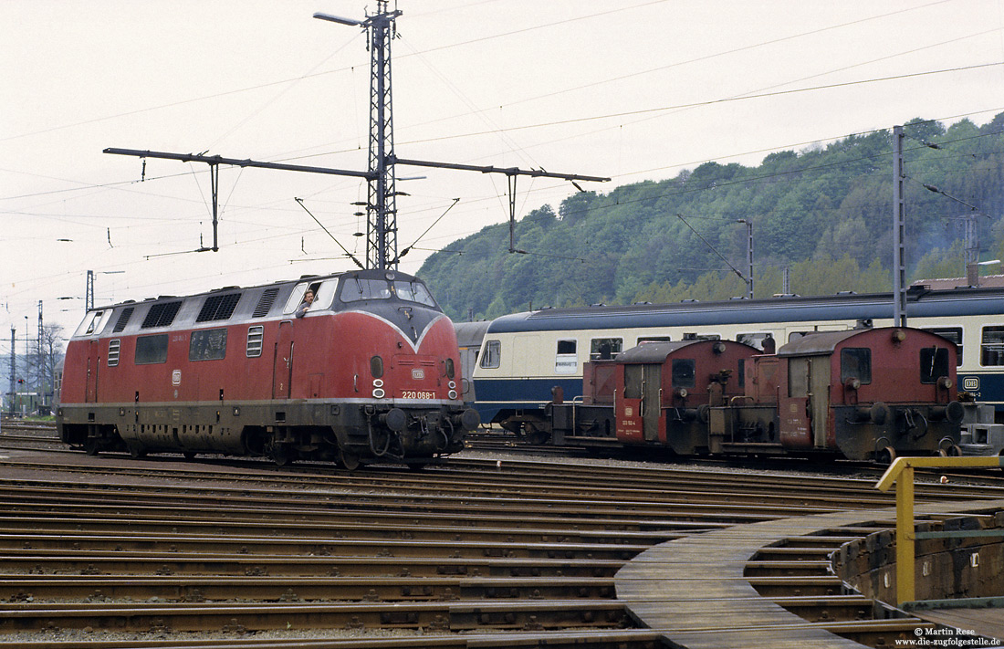 220 068 vom Bw Oldenbeug im Bw Altenbeken neben Köf 2