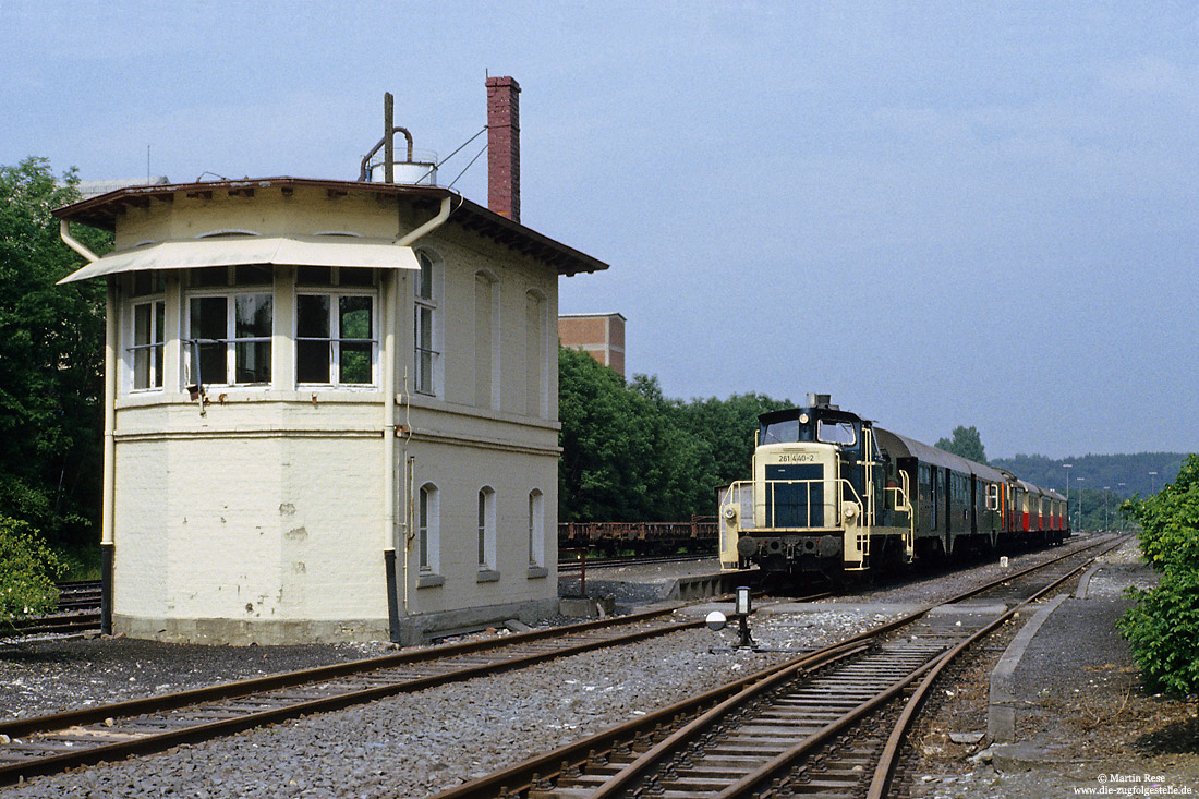 261 440 mit Museumszug im Bahnhof Büren,
Almetalbahn