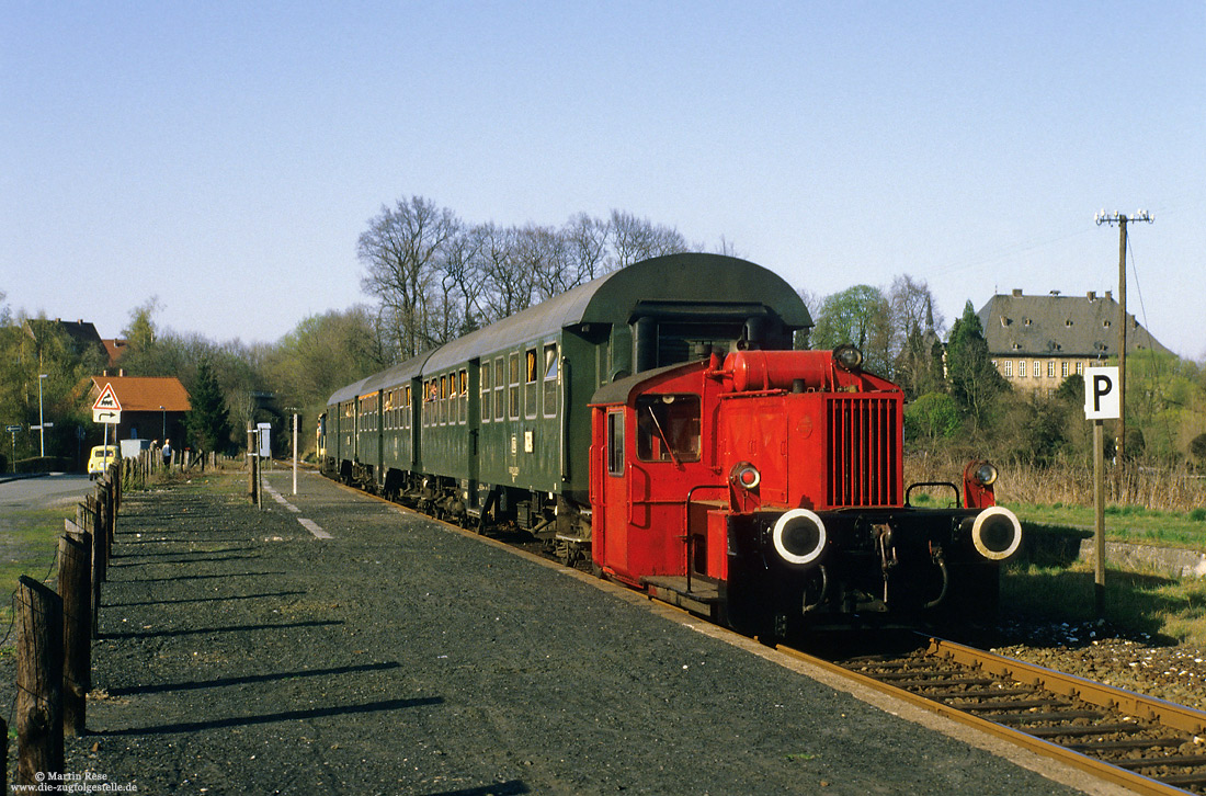 323 354 der Museumseisenbahn Paderborn auf der Almetalbahn am Haltepunkt Wewer