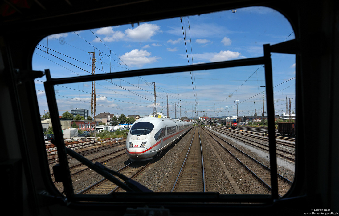 403 060 als ICE 1228 München - Köln - Frankfurt in Paderborn Hbf aus der E10 1239 fotografiert