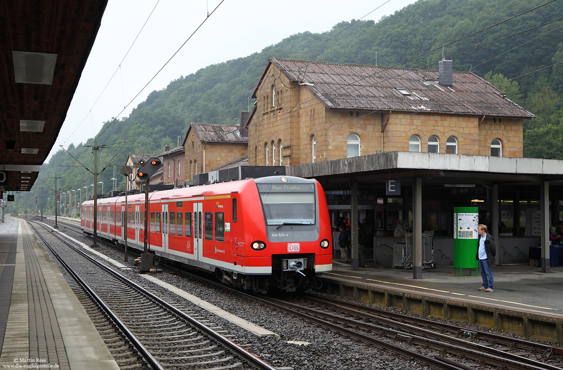 424 525 als S5 nach Hannover Flughafen im Bahnhof Altenbeken