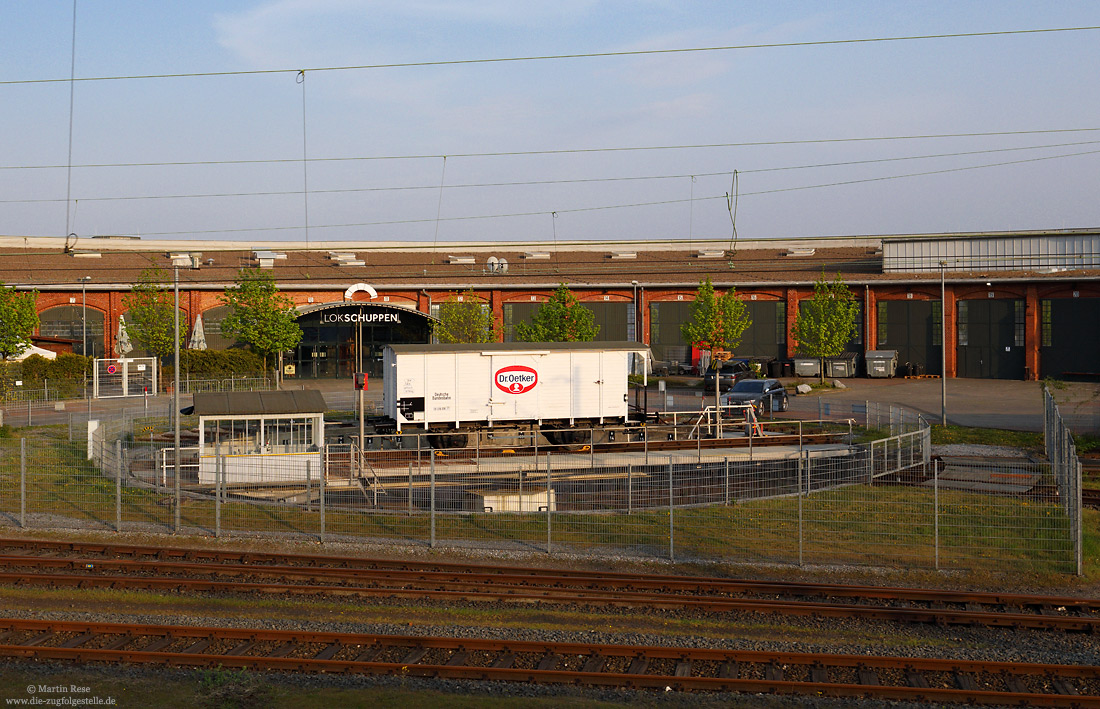 G10 auf der Drehscheibe im Bw Bielefeld mit Konzerthalle Lokschuppen Bielefeld