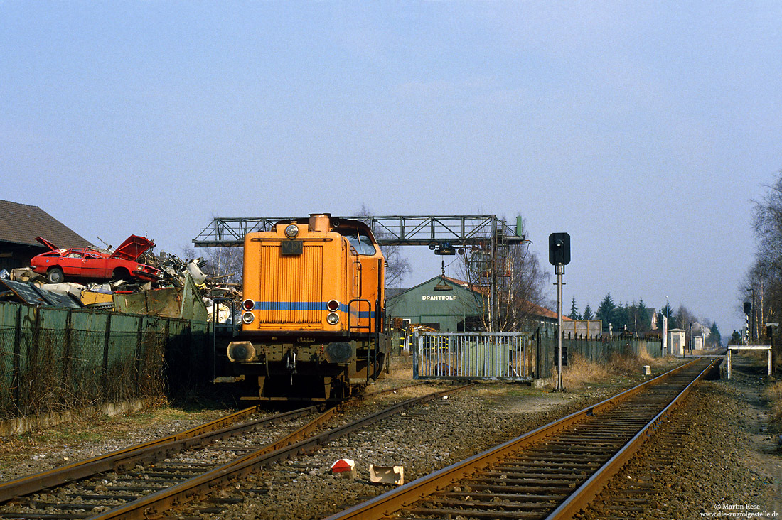 orange V131 der TWE bedient den Gleisanschluß am Schrottplatz am Haltepunkt Gütersloh Suderweg