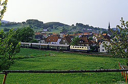 Vor der Kulisse des Örtchen Sandebeck fährt die Seelzer 141 083 mit dem N7919 nach Altenbeken. 19.5.1985