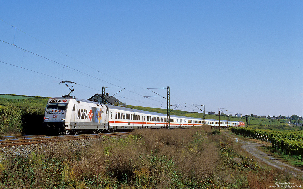 Während des Umleiterverkehrs 2003 fuhren einige zusätzliche IC’s zwischen Mannheim und Koblenz, da sich die Reisezeit um etwa 20 Minuten verlängerte und so die Anschlüsse nicht mehr erreicht wurden. Zu diesen Zügen zählte der IC 1104 (Mannheim – Koblenz), der mir bespannt mit der Werbe-101 083 und einer weiteren 101 am Zugschluss zwischen Hattenheim und Oestrich Winkel begegnete. 13.10.2006