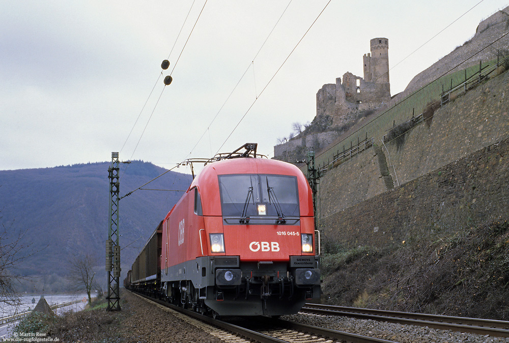 Zwischen Assmannshausen und Rüdesheim, unterhalb der Ruine Ehrenfels habe ich am 31.1.2007 die 1016 045 mit den FIR 51389 (Gremberg – München Nord) abgepasst.