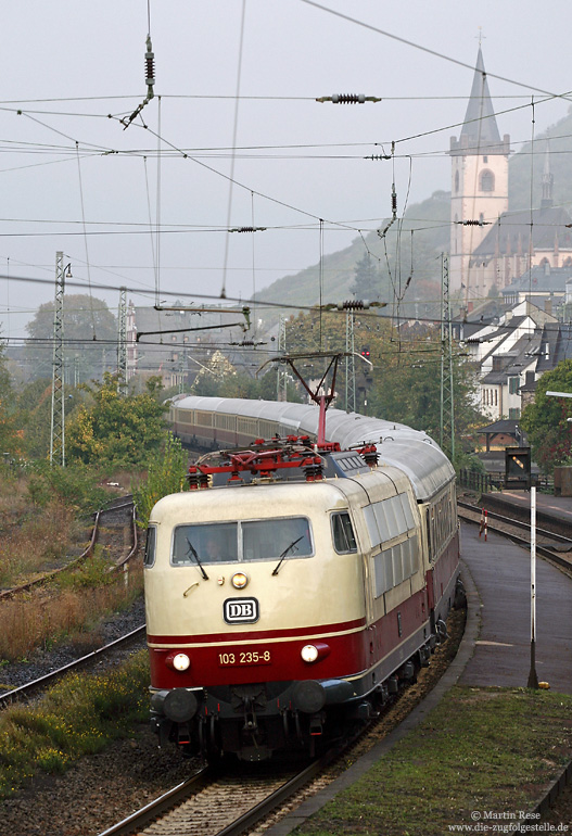 Fotografenglück: In Lorch überraschte mich am 11.10.2007 die 103 235 des DB-Museums mit einem langen Leerreisezug. 