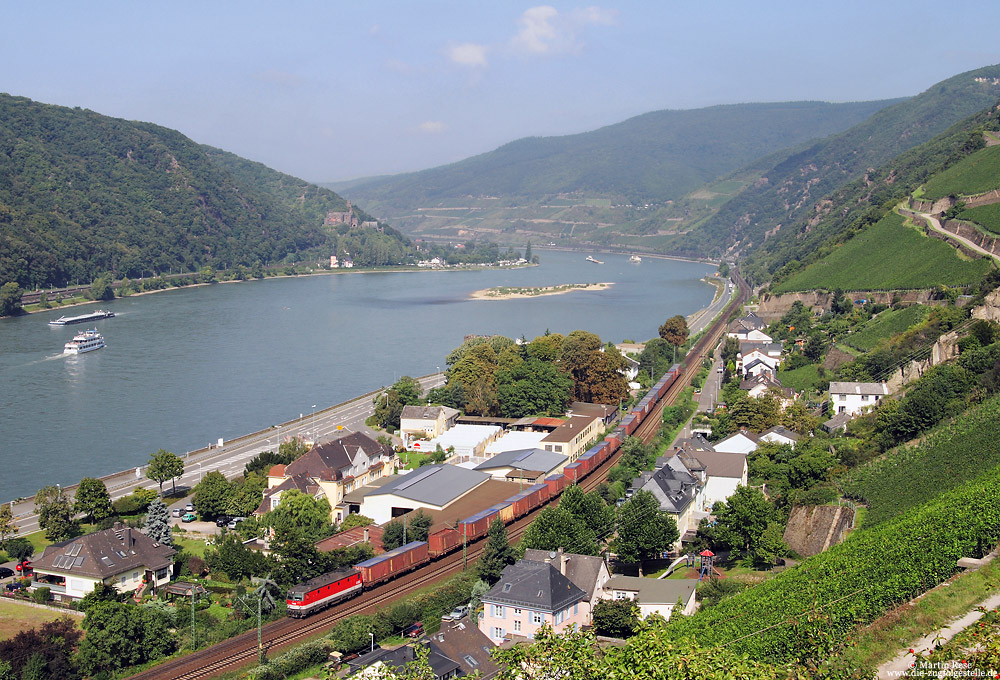 Einsätze der ÖBB-Baureihe 1044 im Rheintal sind eher die Ausnahme. Vermietet an die ITL, fährt die 1044 257 am 11.9.2008 mit einem leeren Müllzug durch Assmannshausen in Richtung Italien.