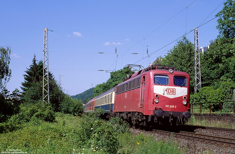 Nahe dem Abzweig Pfaffendorf legt sich die Saarbrücker 110 248 mit einem Leerreisezug nach Koblenz in die Kurve. Noch wenige Meter und sie wird die rechte Rheinstrecke verlassen. Nach Passieren des Horchheimer Tunnels und der Horchheimer Brücke ist der Zielbahnhof erreicht. 8.6.2000. 