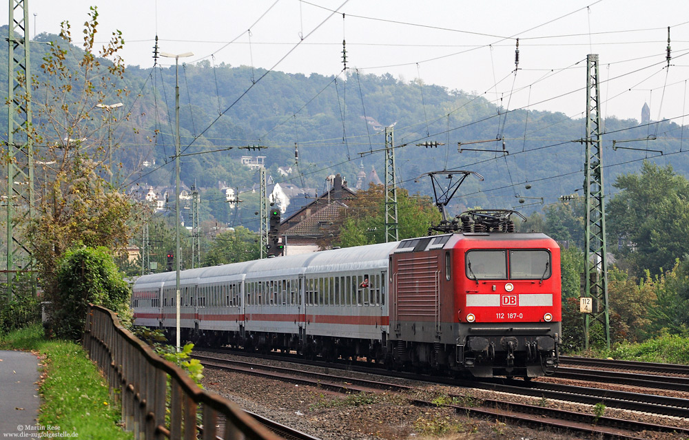 Mit dem „Säuferzug“ D1925 (Trier – Dortmund) hat die 112 187 soeben den Bahnhof Linz durchfahren, 21.9.2008. Zwischenzeitlich hat sich DB-Fernverkehr ganz aus dem Sonderzuggeschäft zurückgezogen und das Geschäft kampflos den Privaten überlassen…