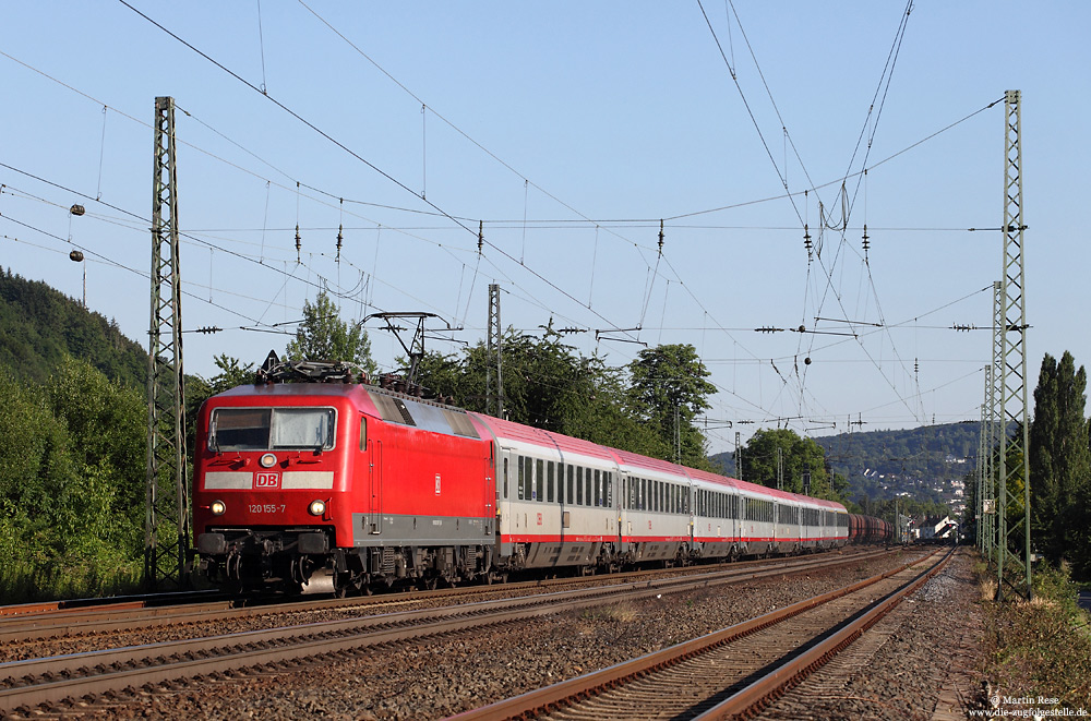 Im Sommer 2015 wurde der IC118 (Innsbruck Hbf – Münster Hbf) aufgrund von Bauarbeiten einige Tage über die rechte Rheinseite umgeleitet. Am frühen Abend des 30.6.2015 habe ich den mit der 120 155 bespannten IC118 in Unkel fotografiert.