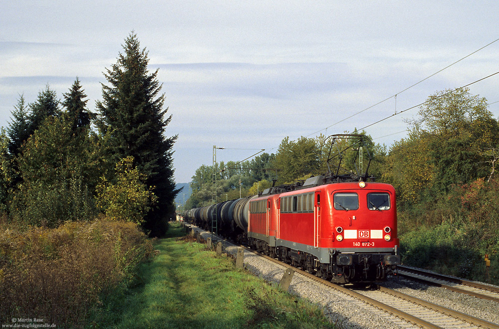 Nach Abstellung der Baureihe 150, kam fortan die Baureihe 140 in Doppeltraktion zum Einsatz. Zwischen Bad Honnef und Unkel rollt das 140-Pärchen, gebildet aus 140 872 und 140 874 mit einem Kesselwagenzug gen Süden. 11.10.2006