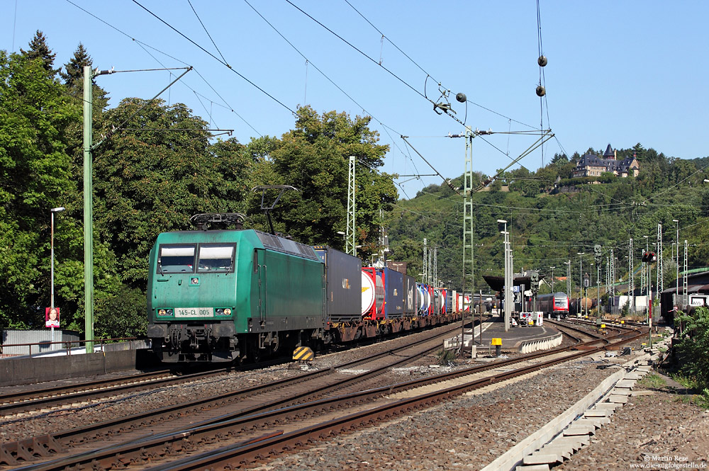 Im Herbst 2013 waren die Bauarbeiten für das elektronische Stellwerk (ESTW) in vollem Gange. Auch in Linz zeugen die geöffneten Kabelkanäle vom baldigen Einzug der neuen Signaltechnik! Hier fährt die 145-CL005, welche seiner Zeit für die Crossrail-AG im Einsatz war gen Süden. 5.9.2013