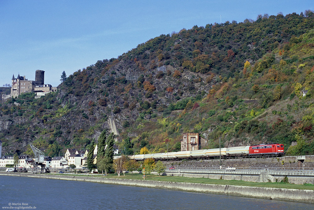 Als die 150 157 am 10.10.2002 mit einem Flüssiggasganzzug durch St.Goarshausen Richtung Süden fuhr, gehörte diese Baureihe hier noch zum gewohnten Bild.