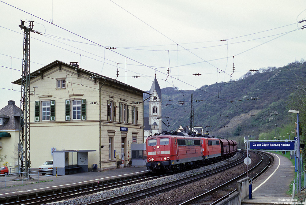 Mit vereinten Kräften ziehen die 151 117 und 115 einen schweren Erzzug durch Kamp Bornhofen. 1.4.2003