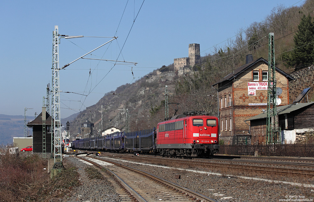 Mit einem leeren Autozug eilt die 151 133 durch den Bahnhof Kaub, der noch viele Relikte der alten Eisenbahn besitzt, 5.3.2013. Zwei Monate später schied die Lok aus dem aktiven Dienst aus und wurde in Rostock Seehafen hinterstellt.