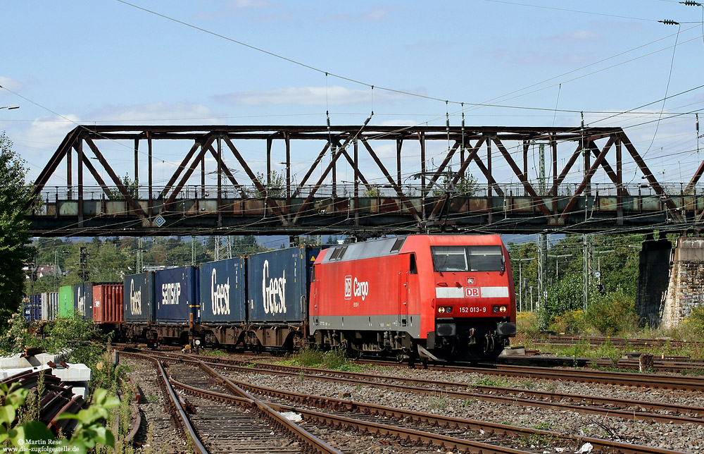 In Wiesbaden Ost treffen die Strecken aus Mainz, Kostheim, Wiesbaden Hbf und dem Rheintal zusammen. Man wundert sich immer wieder, wie die Züge durch das Gleisgewirr den Weg in die richtige Richtung finden! Auch der mit der 152 013 bespannte Containerzug wird den richtigen Weg gefunden haben. 30.8.2007