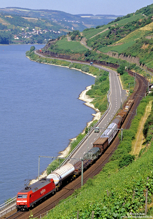 Oberhalb des Streckenkilometer 73,0 (zwischen Lorch und Assmannshausen) hat man eine prima Aussicht auf das Rheintal und den Zugverkehr auf der rechten Rheinstrecke.