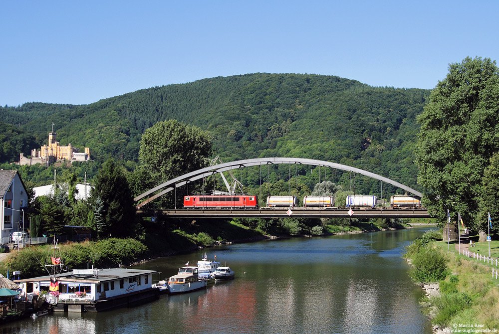 Zwischen Niederlahnstein und Oberlahnstein überquert eine Lok der Baureihe 155 die Lahn. Links im Bild ist das Schloss Stolzenfels zu sehen. 6.8.2008