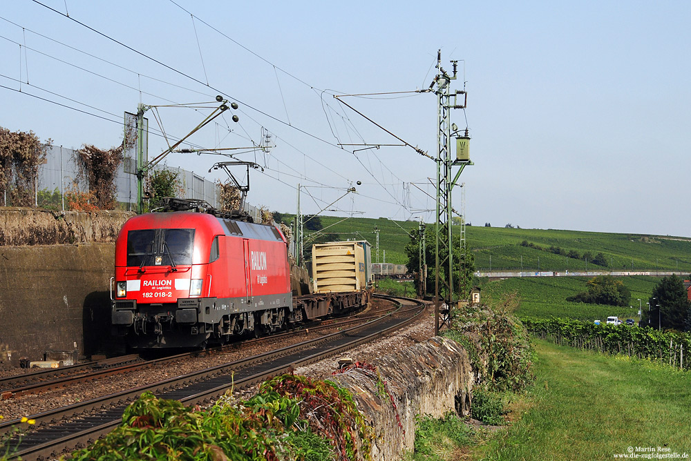 Die Lokomotiven der Baureihe 182 zählen zweifelsfrei zu den formschönsten Neubaulokomotiven der DB. Am 11.9.2008 rollt die Nürnberger 182 018 mit dem TEC43932 aus Graz bei Hattenheim durch die Weinberge nach Neuss Gbf. Zwischen 2009 und 2011 wechselten die Lokomotiven zum Geschäftbereich DB-Regio zu den Betriebshöfen Cottbus und Erfurt.