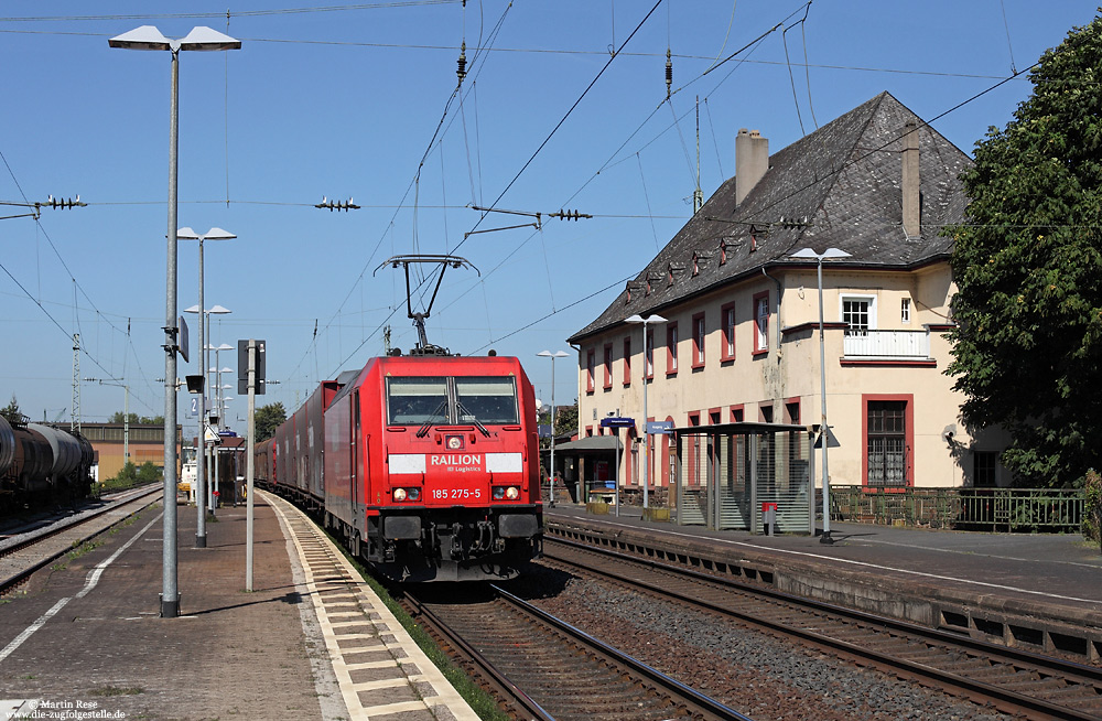 Mit dem GA49971 (Zeebrugge – Seinsdorf Straßwalchen) am Haken rollt die 185 275 durch Rheinbrohl, 5.9.2013.