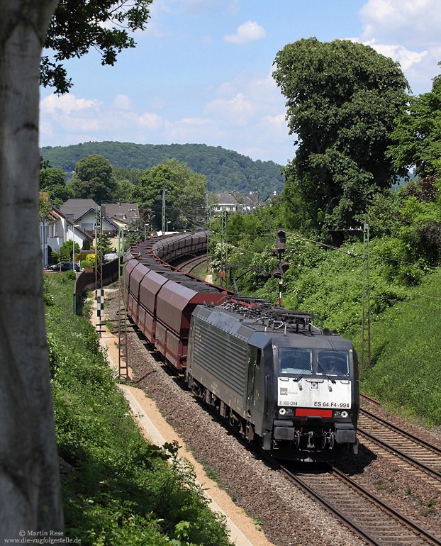 Bei Unkel fährt die ES64 F4-994 mit einem Kohlezug gen Süden, 6.6.2013.