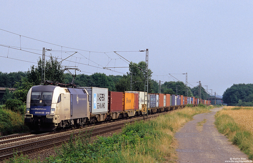 An der gleichen Stelle fährt der zur Wiener Localbahn gehörende Taurus ES64 U2-019 in Richtung Süden. 15.7.2005