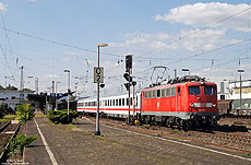 Die zu DB-Autozug gehörende Baureihe 115 wird häufig auch von DB-Fernverkehr eingesetzt. Am 26.9.2008 hatte die 115 114 den nur freitags verkehrenden "Säuferzug" D1929 (Dortmund - Eltville) am Haken, fotografiert in Neuwied.