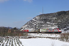 Schnee im Rheintal ist schon ein seltener Anblick! Am 13.3.2013 nutze ich das schöne Wetter für ein paar Fotos. Mit einem Containerzug passiert die außergewöhnlich saubere 185 600 der „Crossrail AG“ die Heisterer Lay.