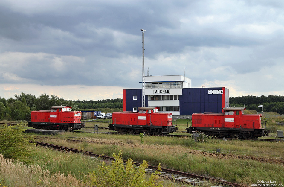 347 975, 347 096 und 347 079 im Bahnhof Mukran mit Stellwerk R3-R4