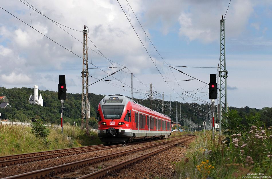 Auf dem Weg als RE13010 (Sassnitz – Rostock) hat der 429 027 soeben den Abzweigbahnhof Lietzow verlassen. 14.8.2012