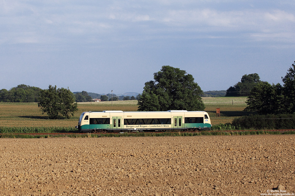 Aus Bergen kommend erreicht der 650 032, unterwegs als PRE81281, in Kürze Putbus. 20.8.2012