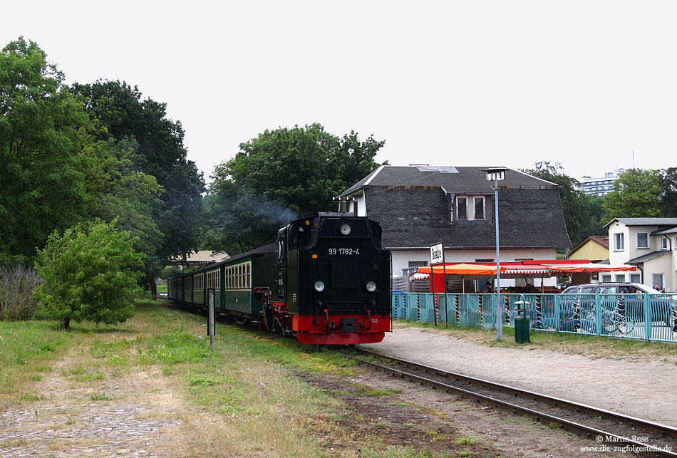 Nicht sonderlich gepflegt wirkt der Haltepunkt des Ostseebad Babe. Hier rollt der P229, bespannt mit der 99 1782 nach Göhren ein. 6.7.2009