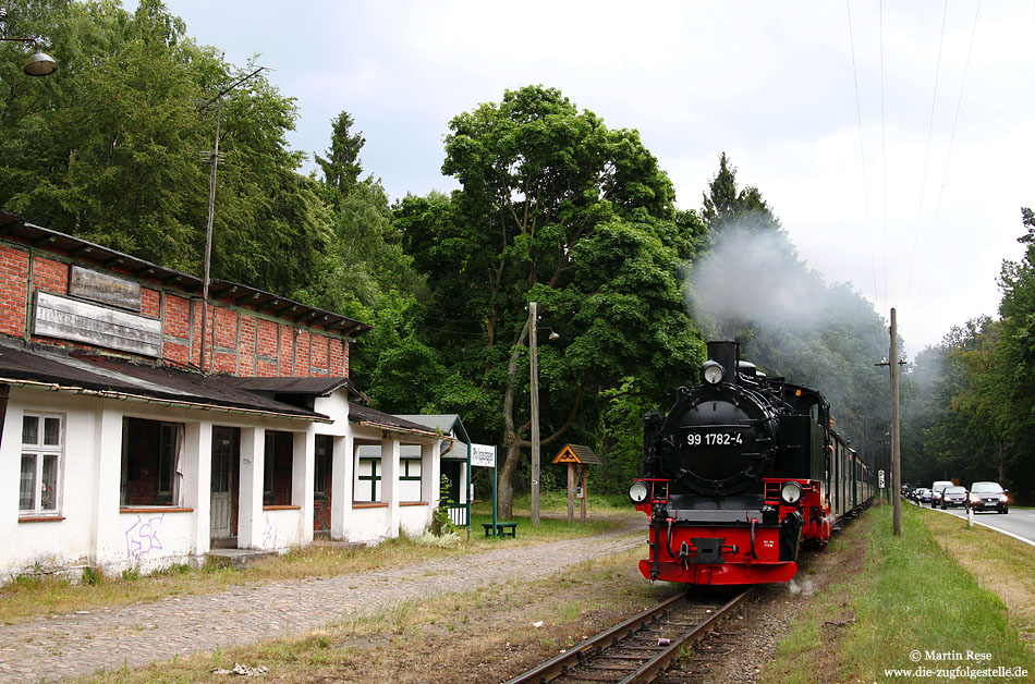 Mit gemächlichem Tempo rollt die 99 1782 in Philippshagen gen Babe und ist immerhin noch schneller, als die Blechlawine auf der Landstraße. 6.7.2009