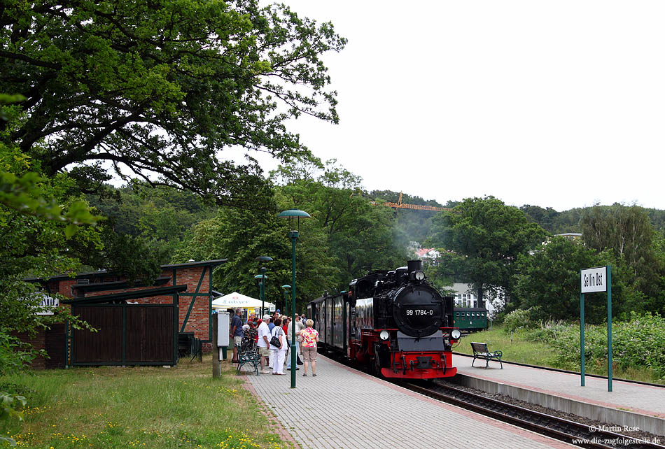 Stündlich kreuzen die Züge der RüBB in Sellin Ost. Aus Göhren kommend erreicht der P 108 Sellin Ost und wird nach Abwarten der Kreuzung mit dem P 229 seine Fahrt nach Lauterbach fortsetzen. 6.7.2009