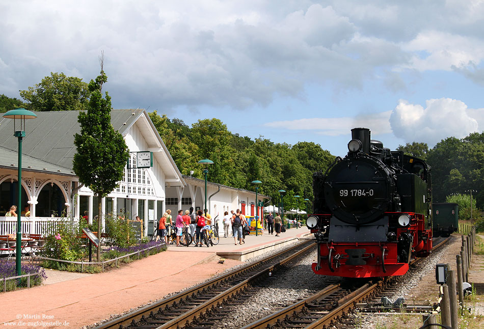 Soeben ist die 99 1784 mit dem P228 aus Göhren eingetroffen und rangiert für die Rückfahrt  an das andere Zugende. 13.7.2009