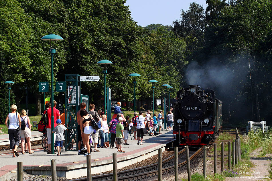 Mit dem P228 fährt die 99 4011 in den Bahnhof Binz LB ein. 16.7.2009