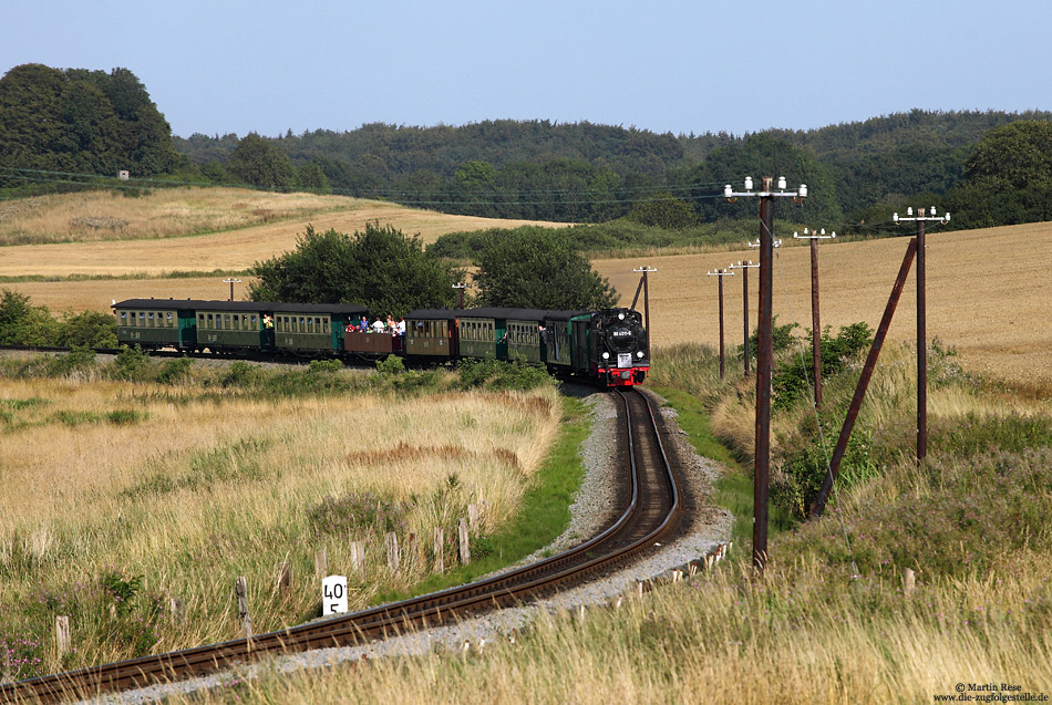 Von dem einst über 100 km langen Schmalspurnetz auf der Insel Rügen sind heute gerade mal 24 km übrig geblieben. Nahe Seelvitz rollt die 99 4011 mit dem P108 durch die Felder, 19.8.2012