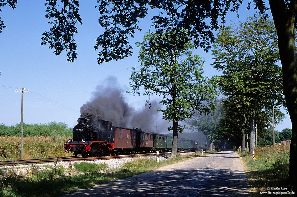 Kleinbahnidylle pur: Mit dem P108 passiert die 99 4802 die Ausweichstelle Posewald. 28.7.2001