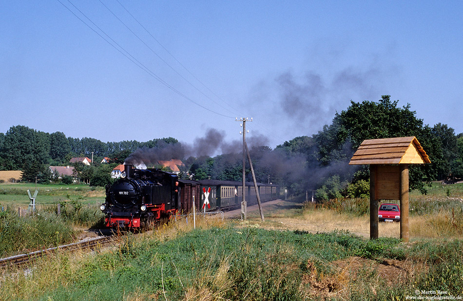 Nachdem am Haltepunkt Serams drei Fahrgäste zugestiegen sind beschleunigt die 99 782 den P112 wieder. 28.7.2001