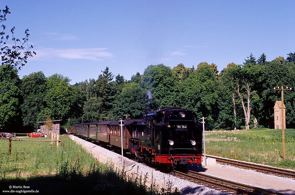 Nur wenige Häuser befinden sich an der Haltestelle Garftitz. Hier entstand die Aufnahme der 99 784 mit dem P105. 19.7.2001